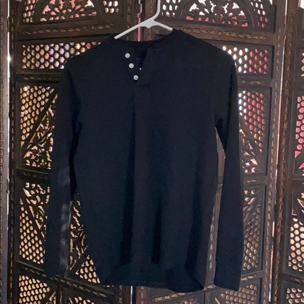 ESNTLS BLACK HENLEY
